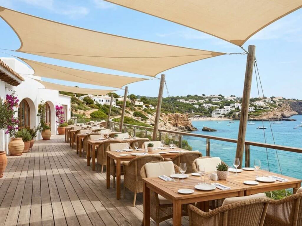 Restaurantterras met schaduw
