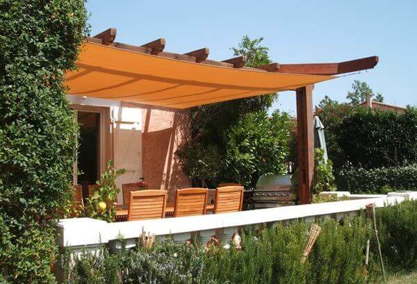 Coolaroo schaduwdoek aan een pergola