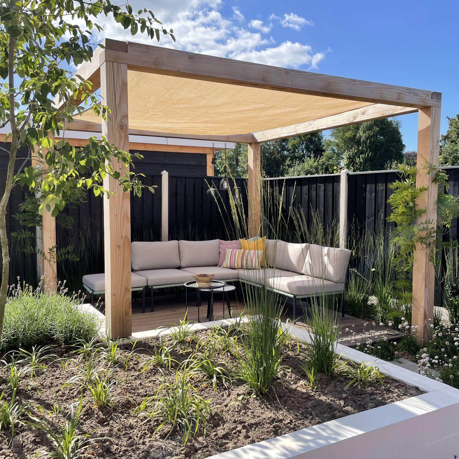 Hoek van een schaduwdoek bevestigd aan een pergola